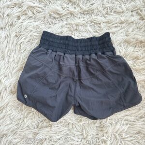 Lululemon Women's Black Tracker High-Rise Lined Running Short 4', Size 6.